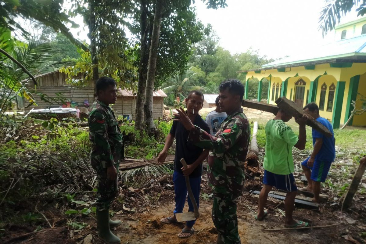 Koptu Khalik membaur bersama warga Sekura