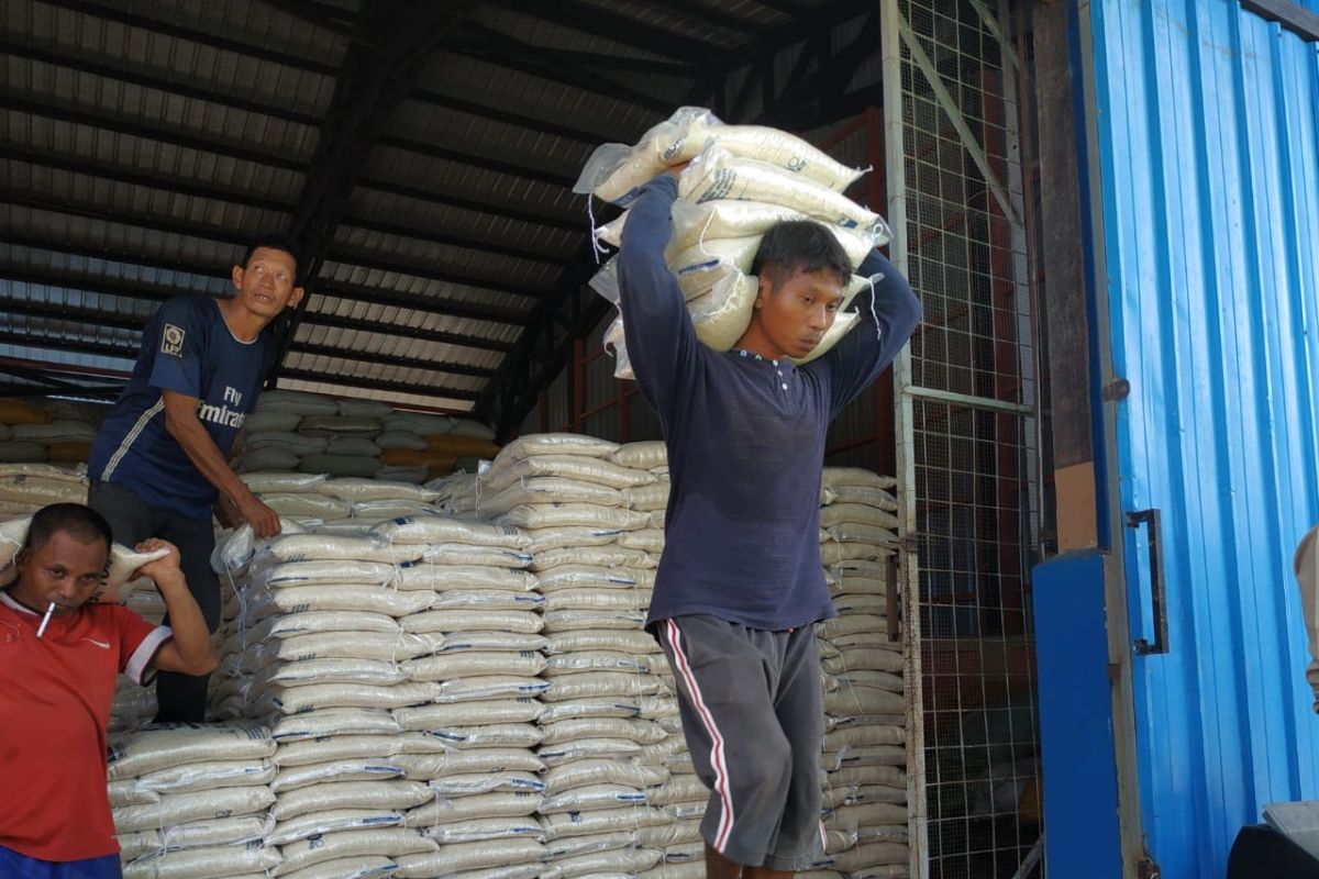 Bulog Putussibau siapkan 300 ton lebih beras bantuan COVID - 19