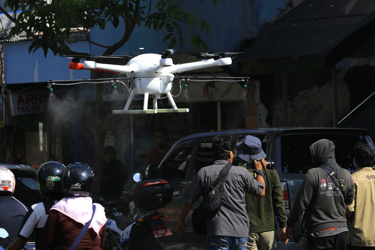 Pemkot Surabaya gunakan drone semprotkan disinfektan ke jalan dan kampung