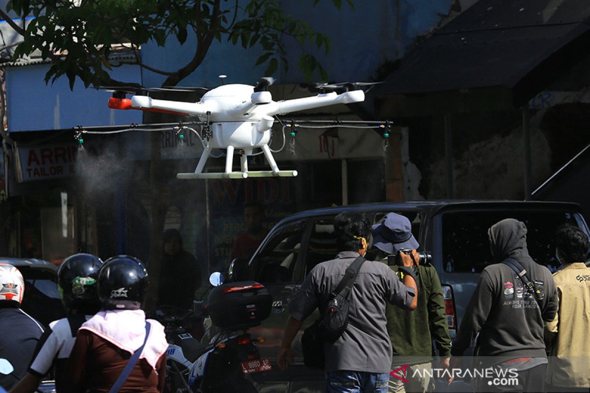 Surabaya semprotkan disinfektan ke jalan dan kampung gunakan drone