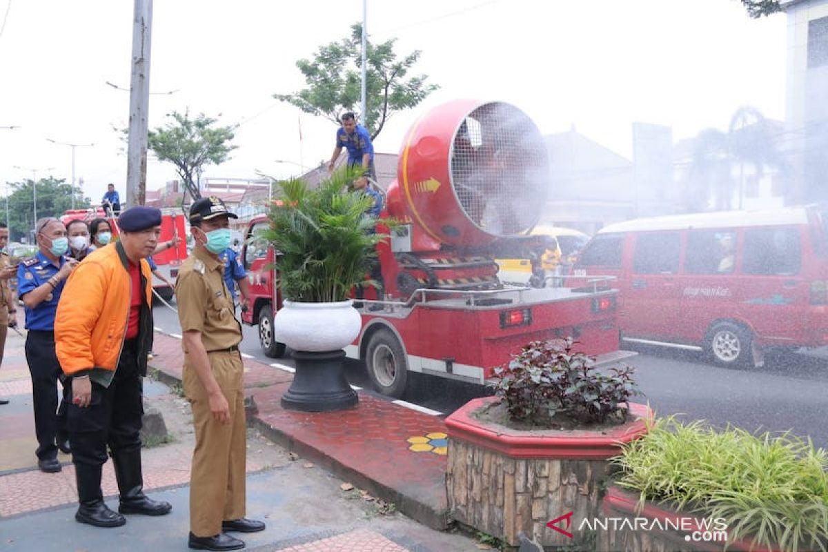 Ribuan liter disinfektan  disempotkan di jalan Kota Palembang