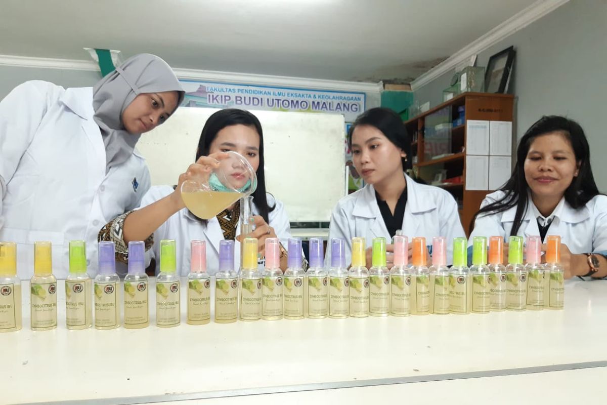 Mahasiswa IBU Malang bagikan 1.000 botol 