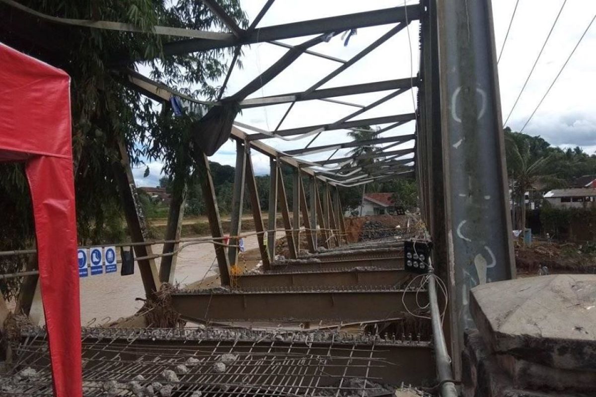 Jembatan gantung di Lebak hanyut