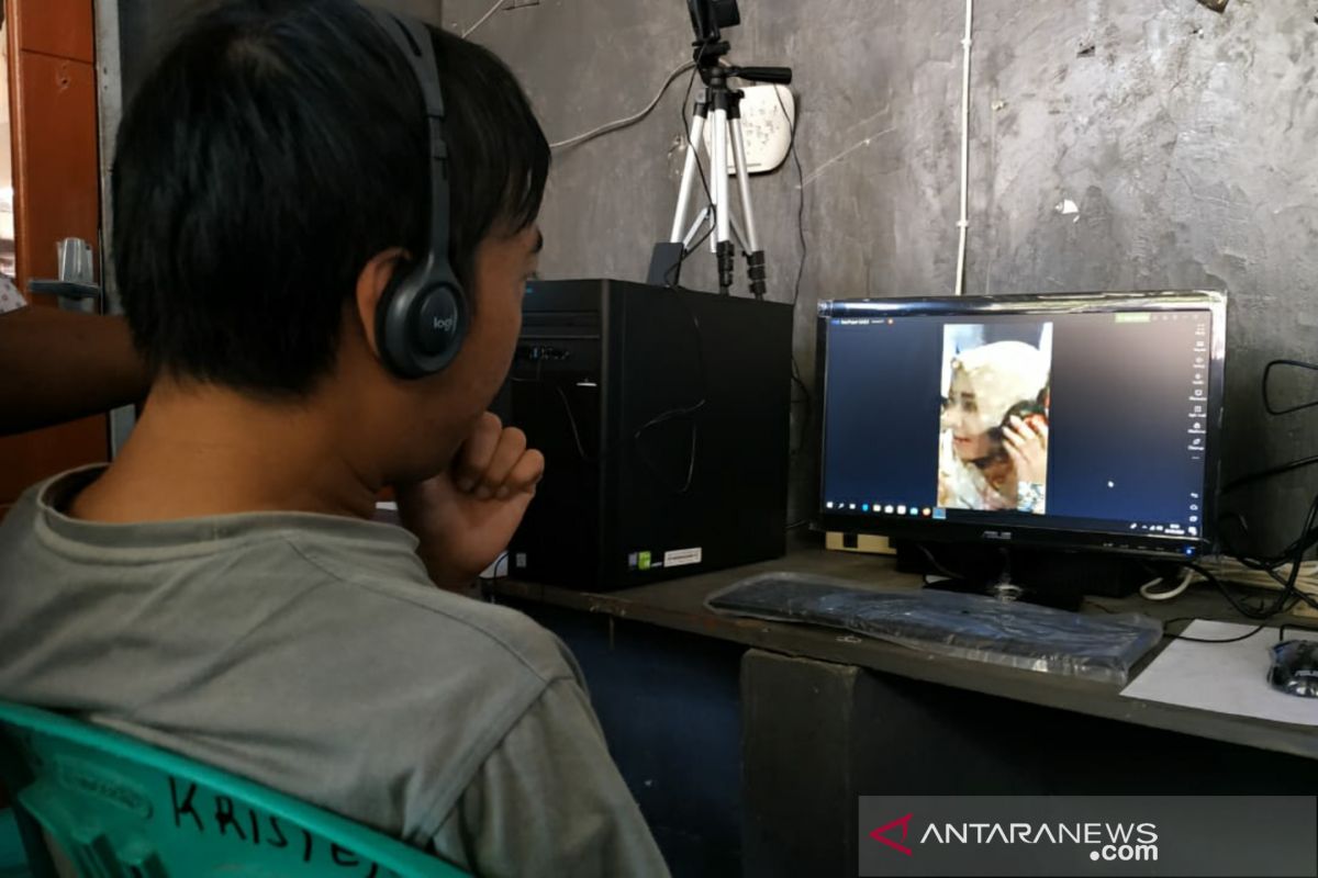 Pengunjung WBP di Lapas Mataram menggunakan panggilan video
