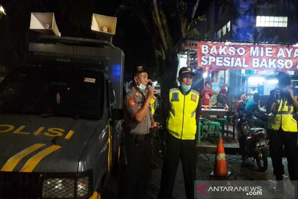 Polisi bubarkan kerumunan antisipasi COVID-19