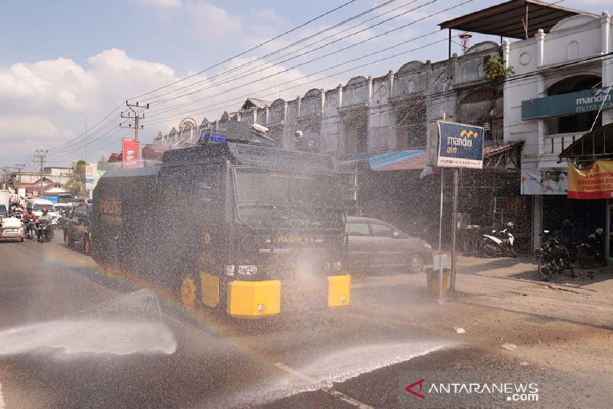2.000 liter disinfektan disemprotkan ke jalanan di Aceh Utara