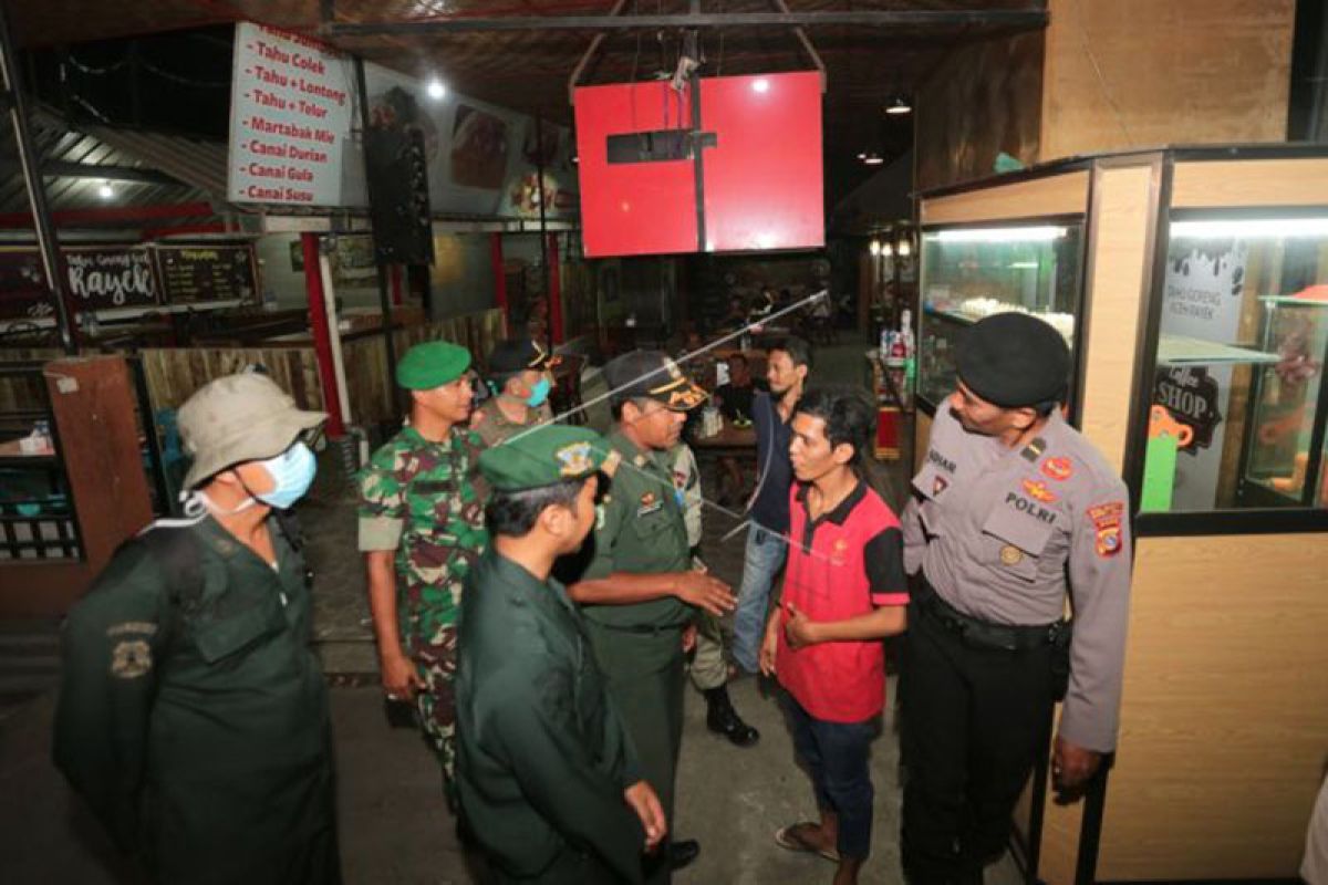 Sejumlah warung kopi di Kota Banda Aceh tutup