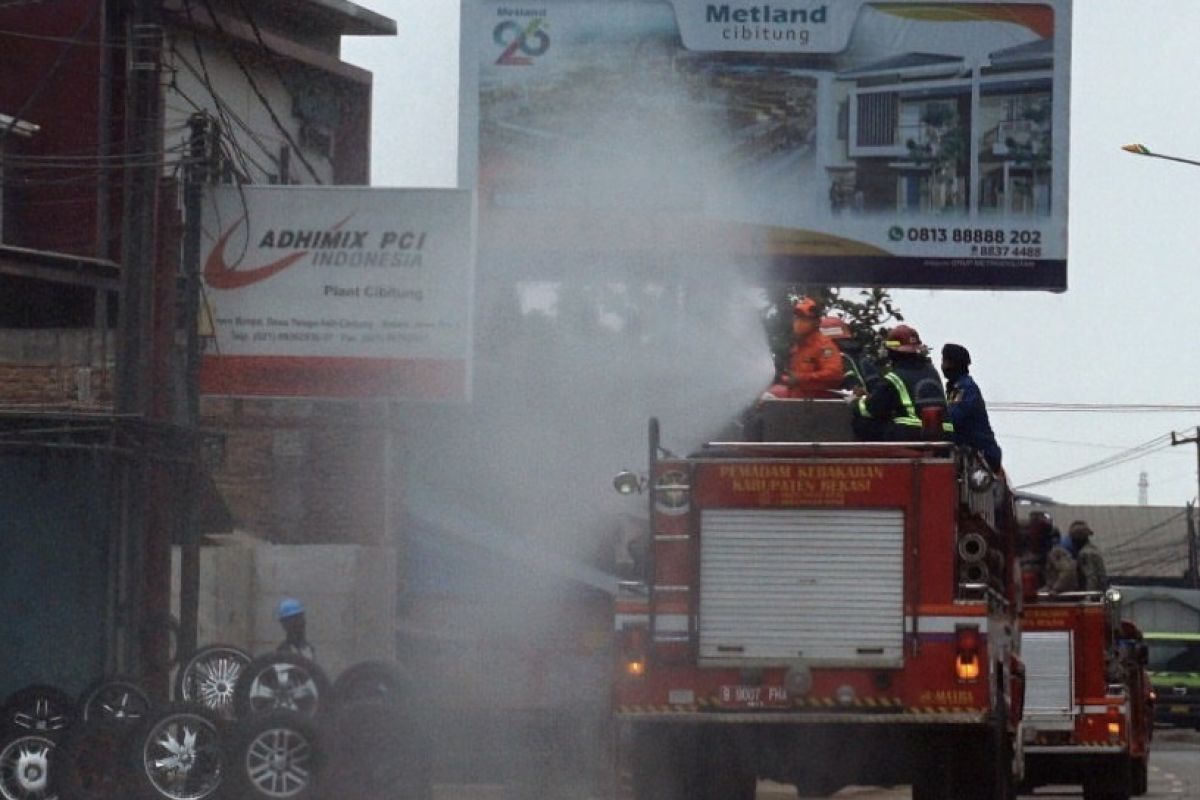 Sepanjang Jalan Pantura Bekasi disemprot disinfektan cegah corona