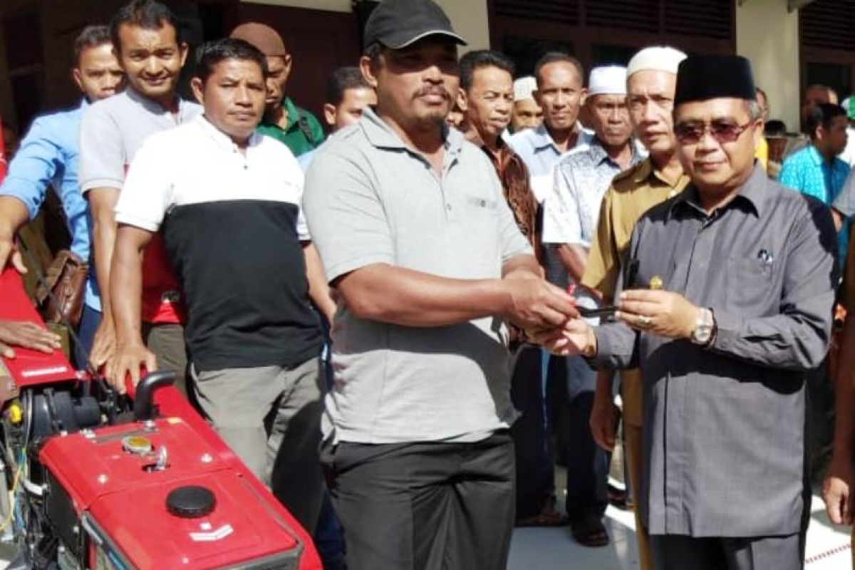 Tingkatkan produksi padi, Aceh Barat bagi 104 alat bajak untuk petani