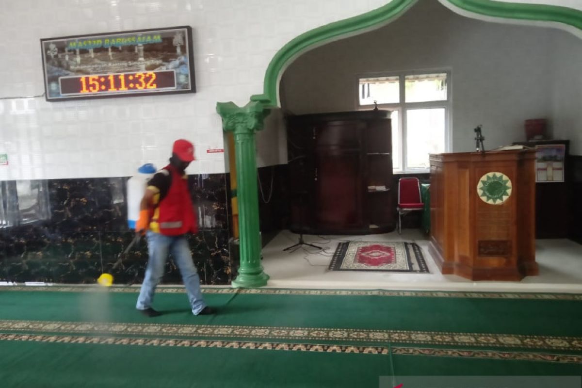 DPC Gerindra semprotkan disinfektan di Masjid Taqwa Muhammadiyah Padang cegah COVID-19