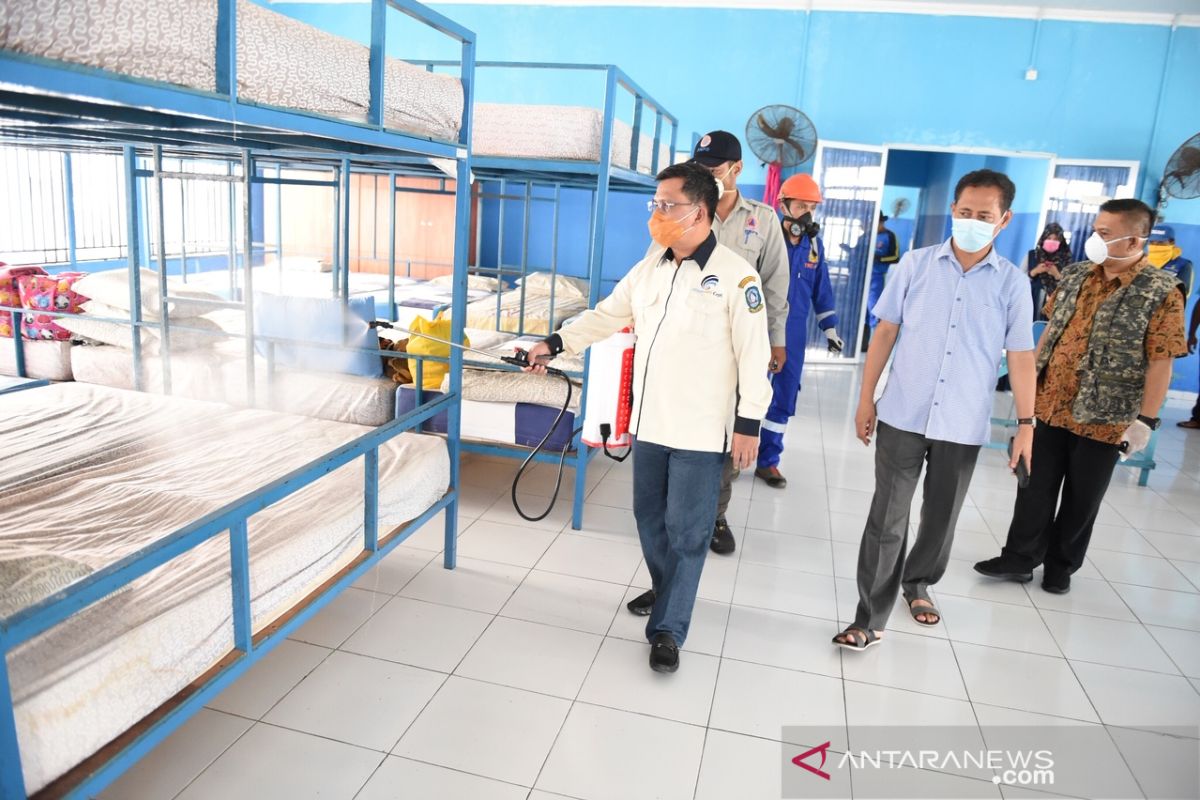 Satgas COVID-19 semprot disinfektan di RPTC TKI di Tanjungpinang