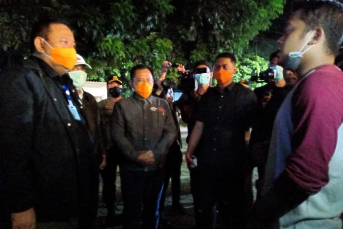 Polisi-TNI patroli malam bubarkan kerumunan warga di Surabaya
