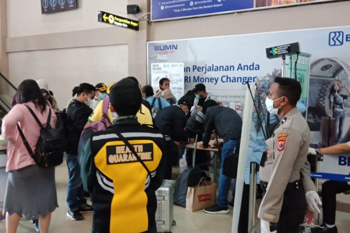 Polsek-KKP Jayapura periksa penumpang di Bandara Sentani