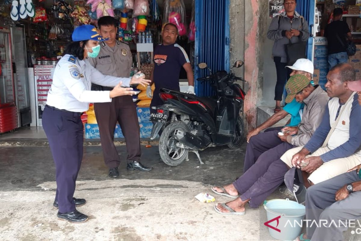 Polisi - Dishub edukasi warga Depapre cegah COVID-19