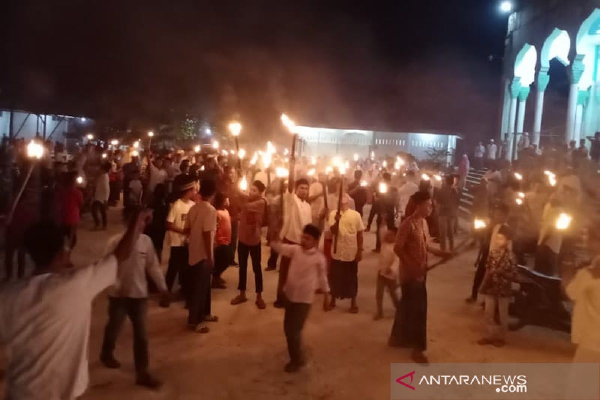 Ribuan masyarakat Aceh Timur zikir keliling desa sambil bawa obor