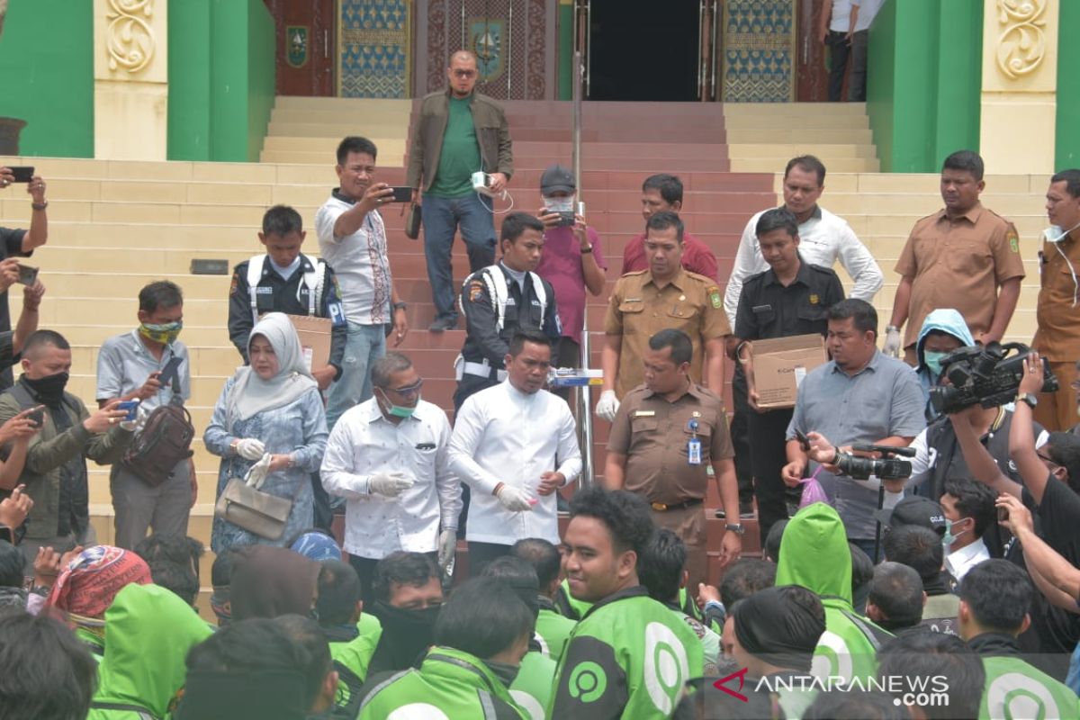 DPRD Riau bagi-bagi hand sanitizer ke pengendara Ojol