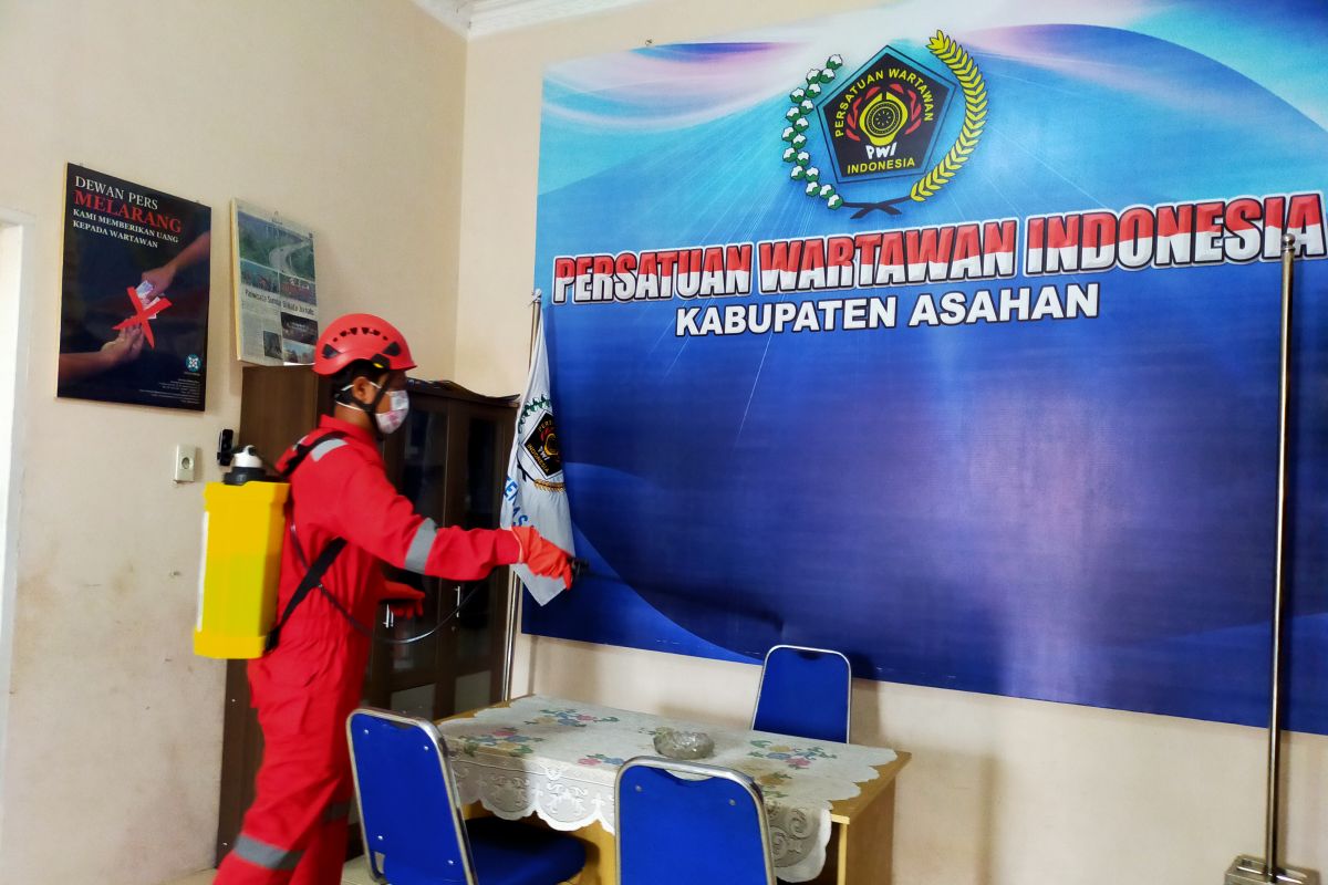 Kantor PWI Asahan disemprot disinfektan