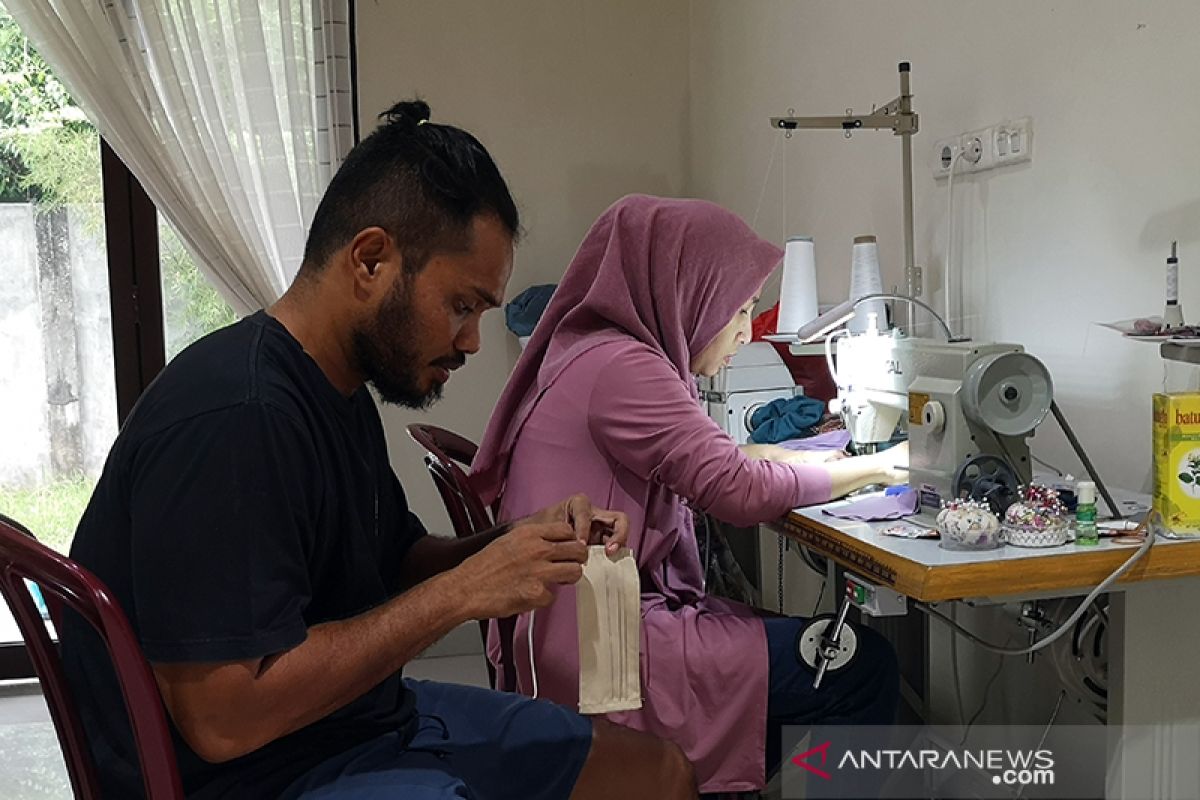 Pasutri di Pekanbaru buat masker untuk dibagikan gratis cegah COVID-19