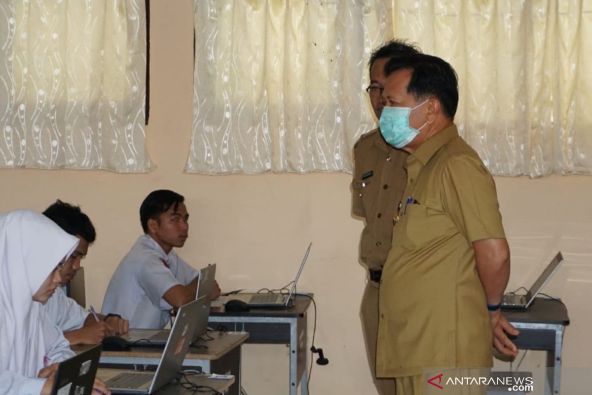 Siswa SD dan SMP di Tapin serahkan tugas lewat online