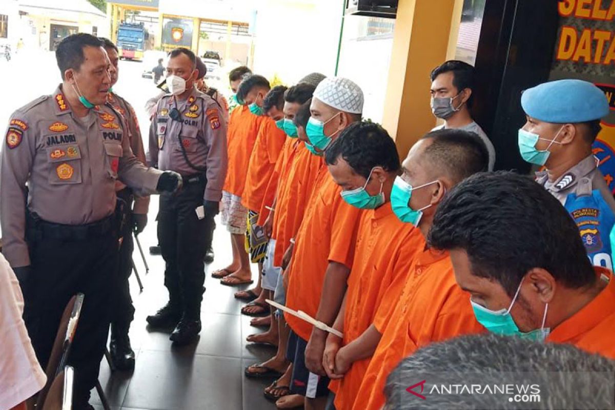 Polisi tangkap 12 pengedar sabu di delapan lokasi berbeda