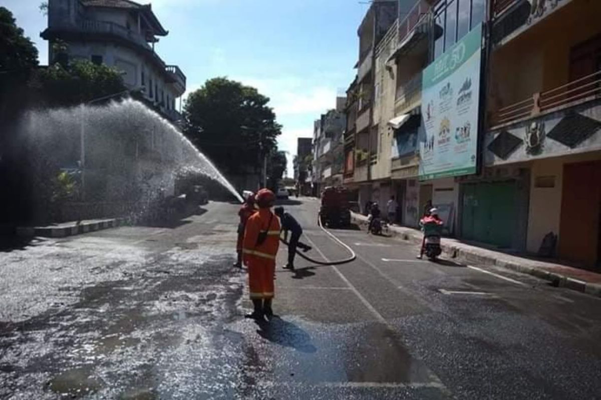 Pemkab Klungkung semprotkan 40.000 liter disinfektan