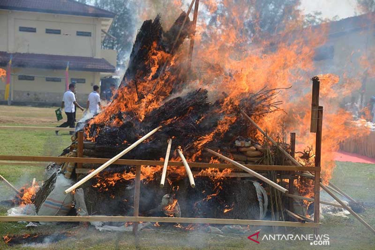 Polda Aceh musnahkan satu ton ganja dam puluhan kilogram sabu-sabu