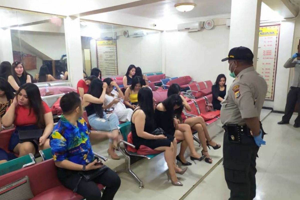 Polisi datangi tempat hiburan malam  cegah COVID-19