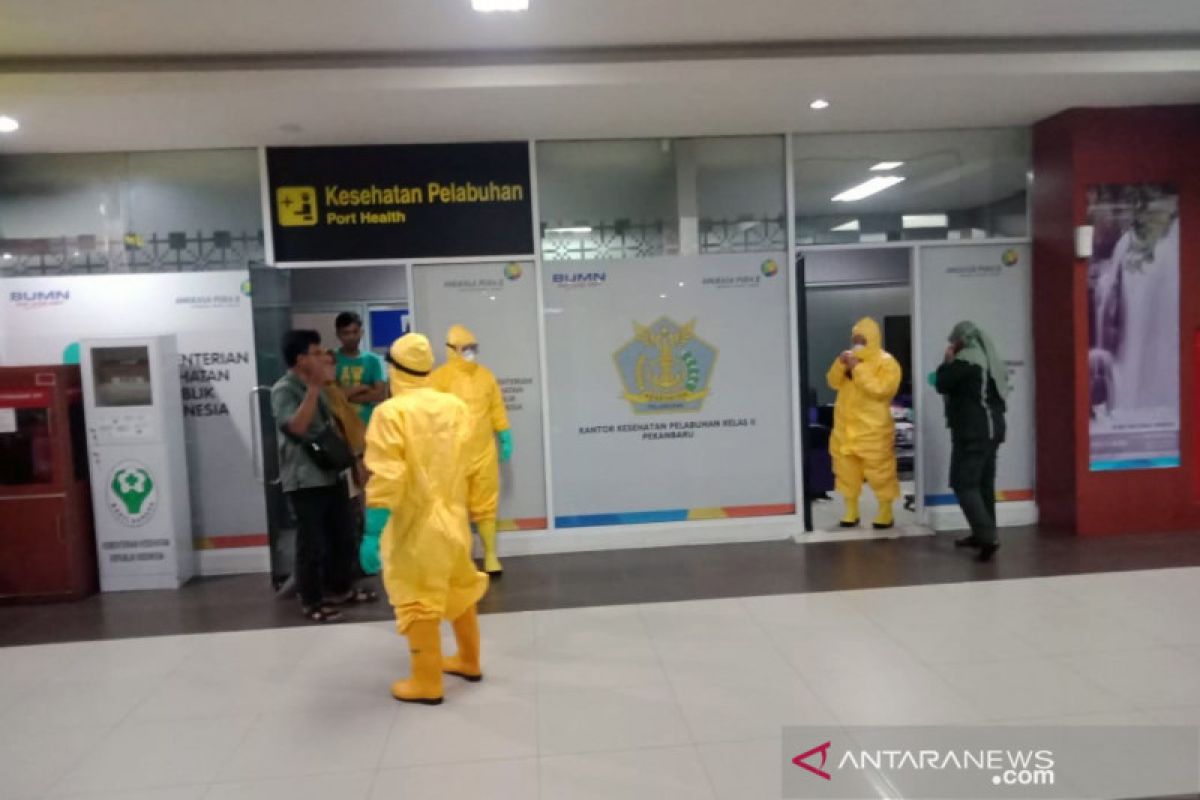 Penumpang langsung dievakuasi ke rumah sakit di Bandara Pekanbaru karena gejala COVID-19