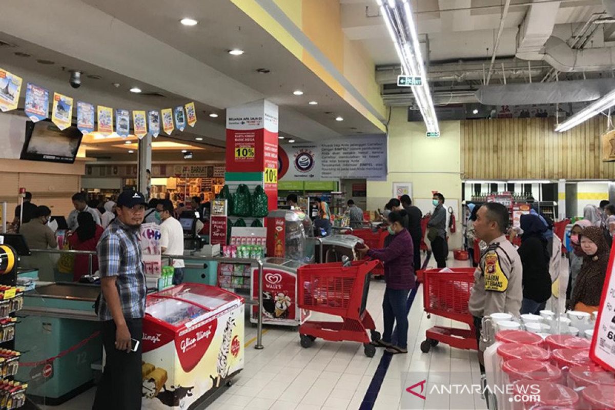 Polsektro Kebayoran Baru cek supermarket cegah 'panic buying'