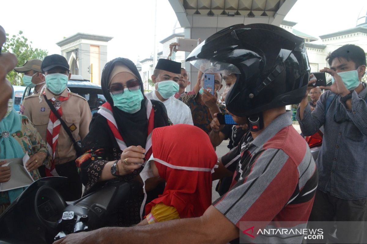 PKK Kabupaten Gorontalo bagikan masker ke pengguna jalan