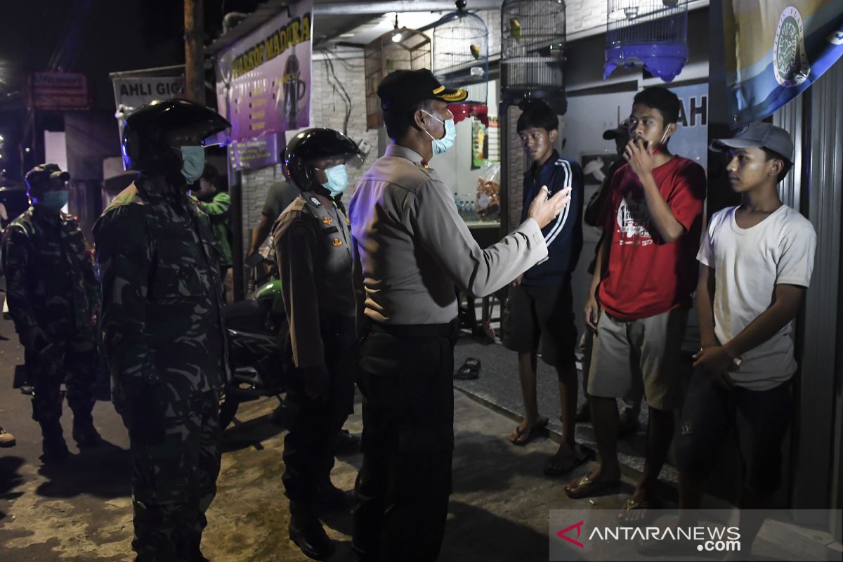 Polda Metro  Jaya gencar bubarkan kerumunan