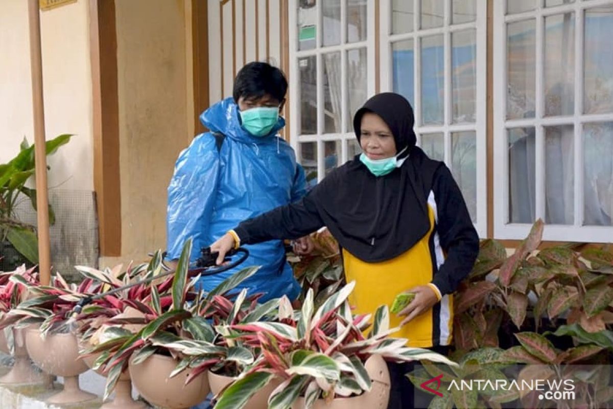 Warga Balai-balai Padang Panjang secara swadaya semprot rumah dengan disinfektan