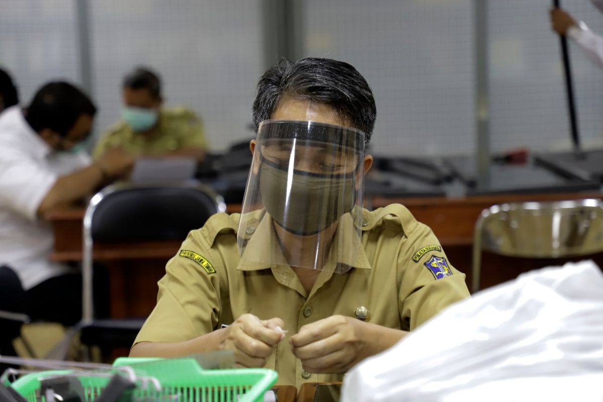 Disdag dan BKD Surabaya produksi masker berbahan kain untuk tenaga medis