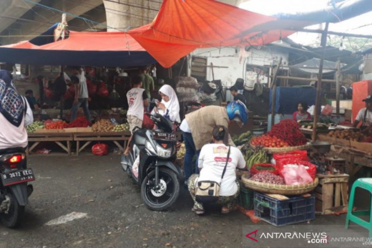 Pedagang pasar tradisional di Depok masih tetap berjualan