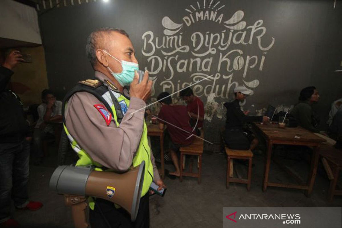 Cegah penularan COVID-19 Polrestabes Medan larang warga berkumpul pada malam hari