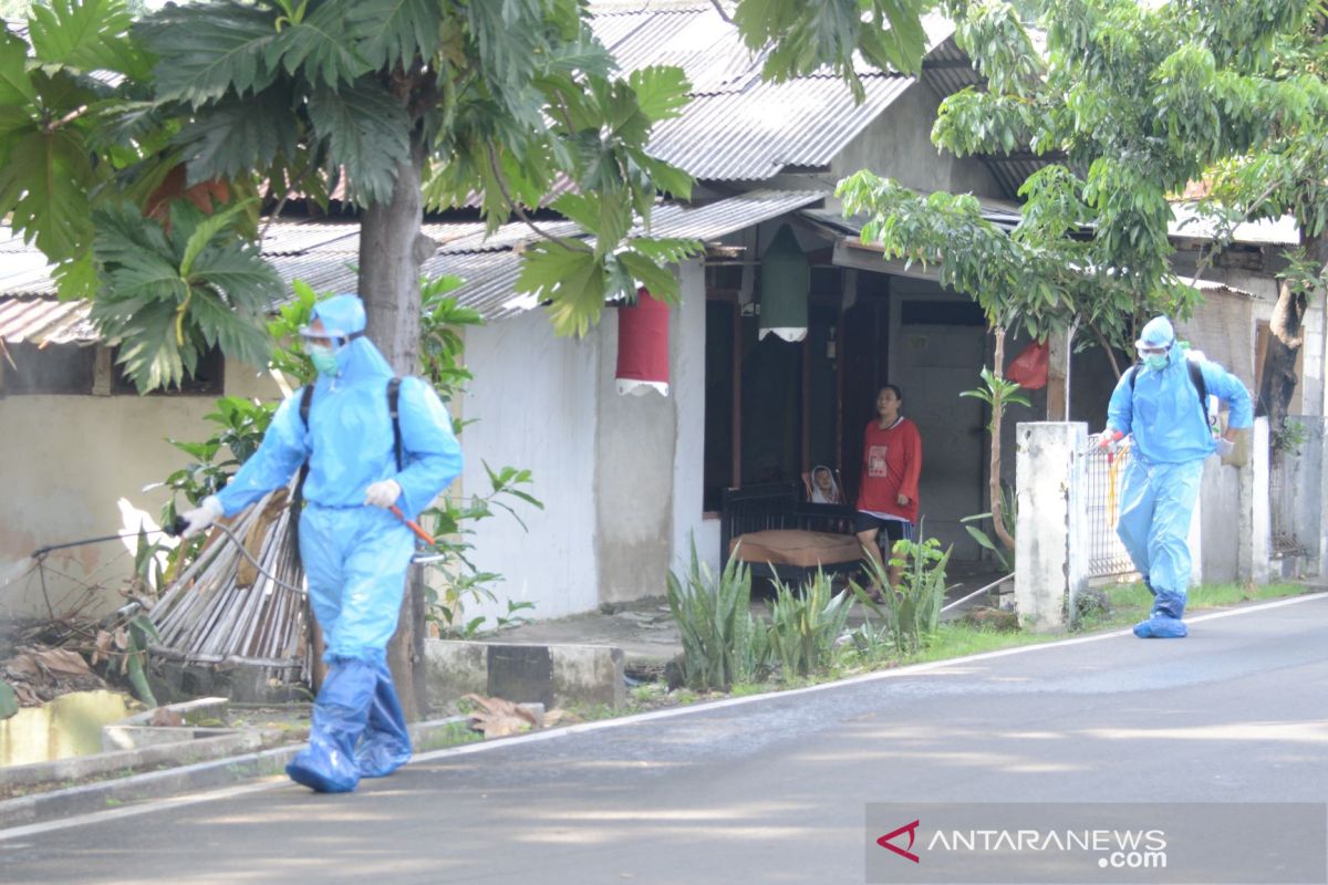 Satgas COVID-19 semprotkan disinfektan di perumahan TNI-AL