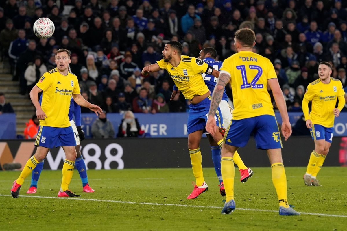 Leicester menyiapkan restart dengan latihan tanding di stadion kosong