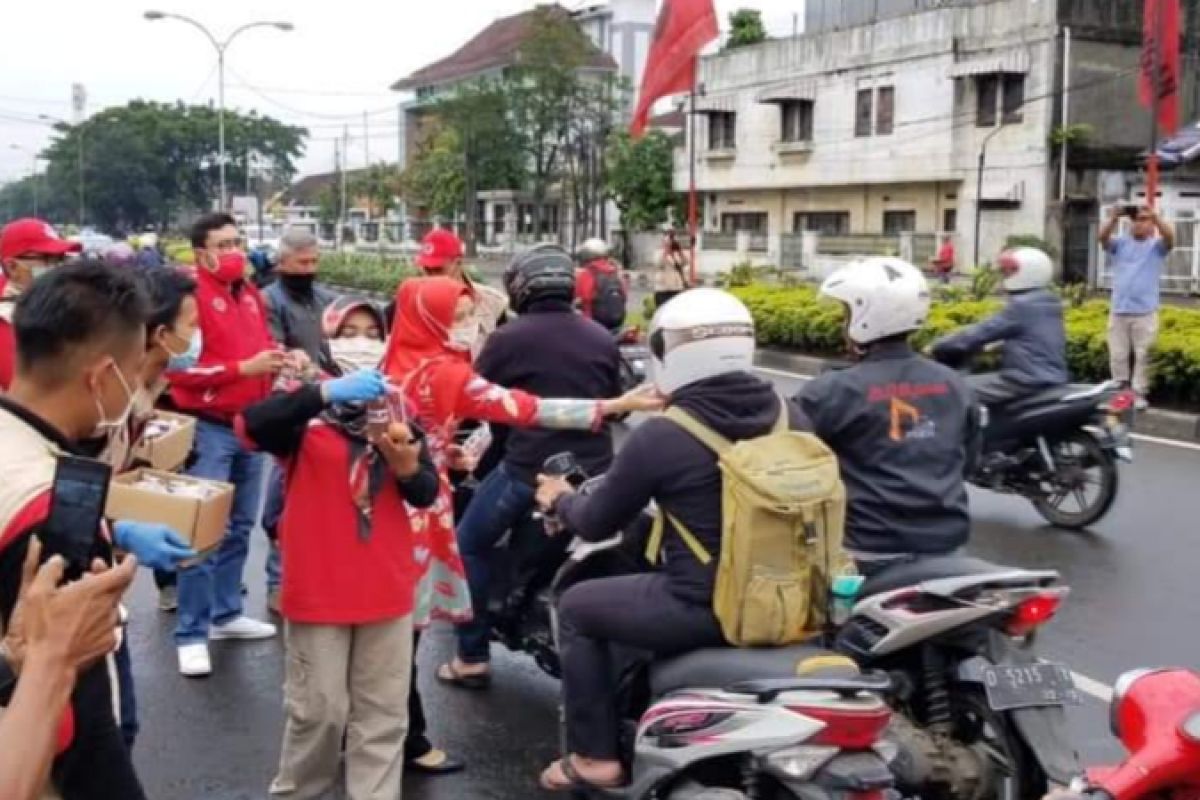 Sejumlah  Partai bagikan jamu hingga masker untuk cegah COVID-19