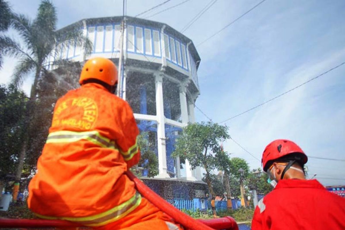 Fasilitas umum Kota Magelang disemprot disinfektan