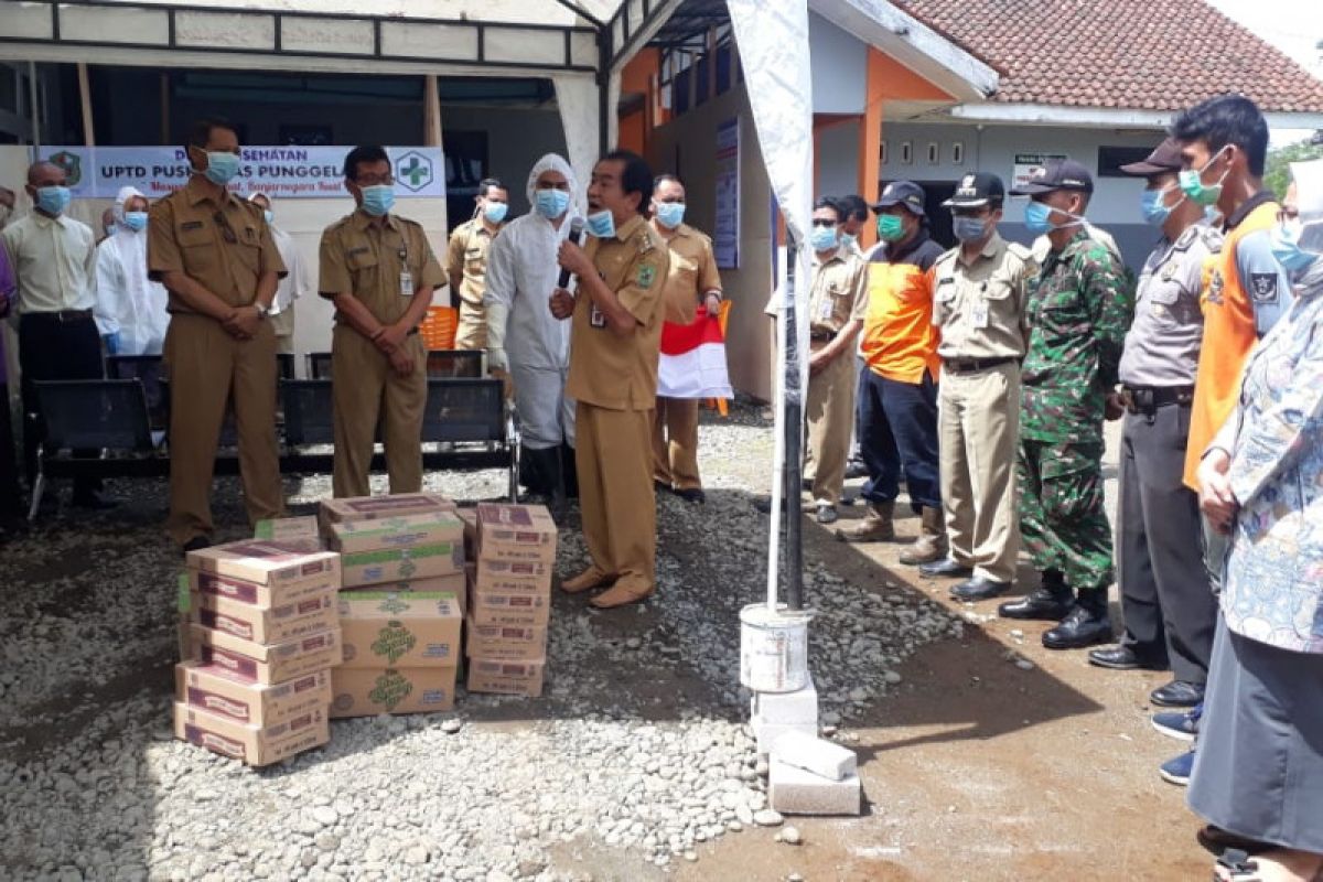 Bupati Banjarnegara bagikan masker untuk tenaga kesehatan di puskesmas