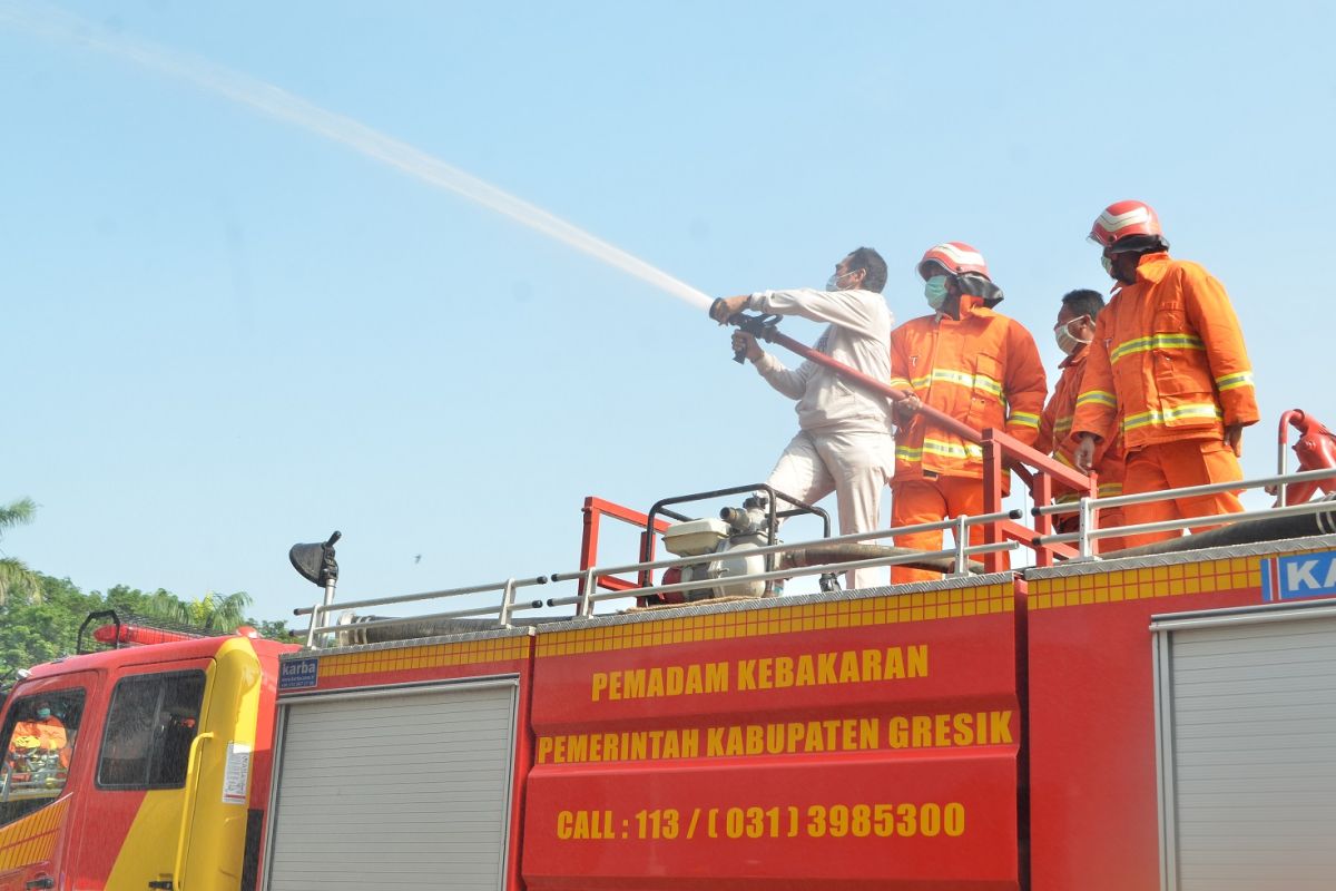 Gunakan mobil PMK, Wabup Gresik pimpin kegiatan penyemprotan disinfektan