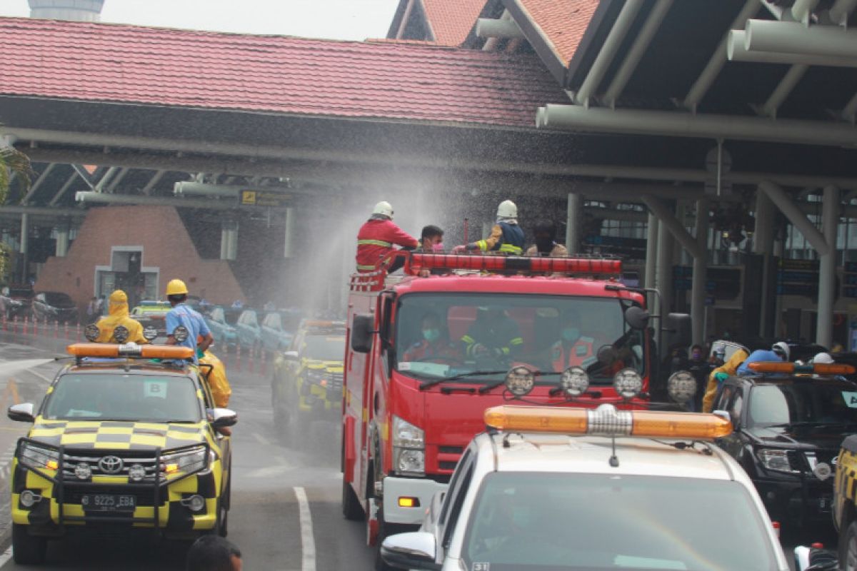 Terminal penumpang dan area parkir Soetta disemprot cairan disinfektan