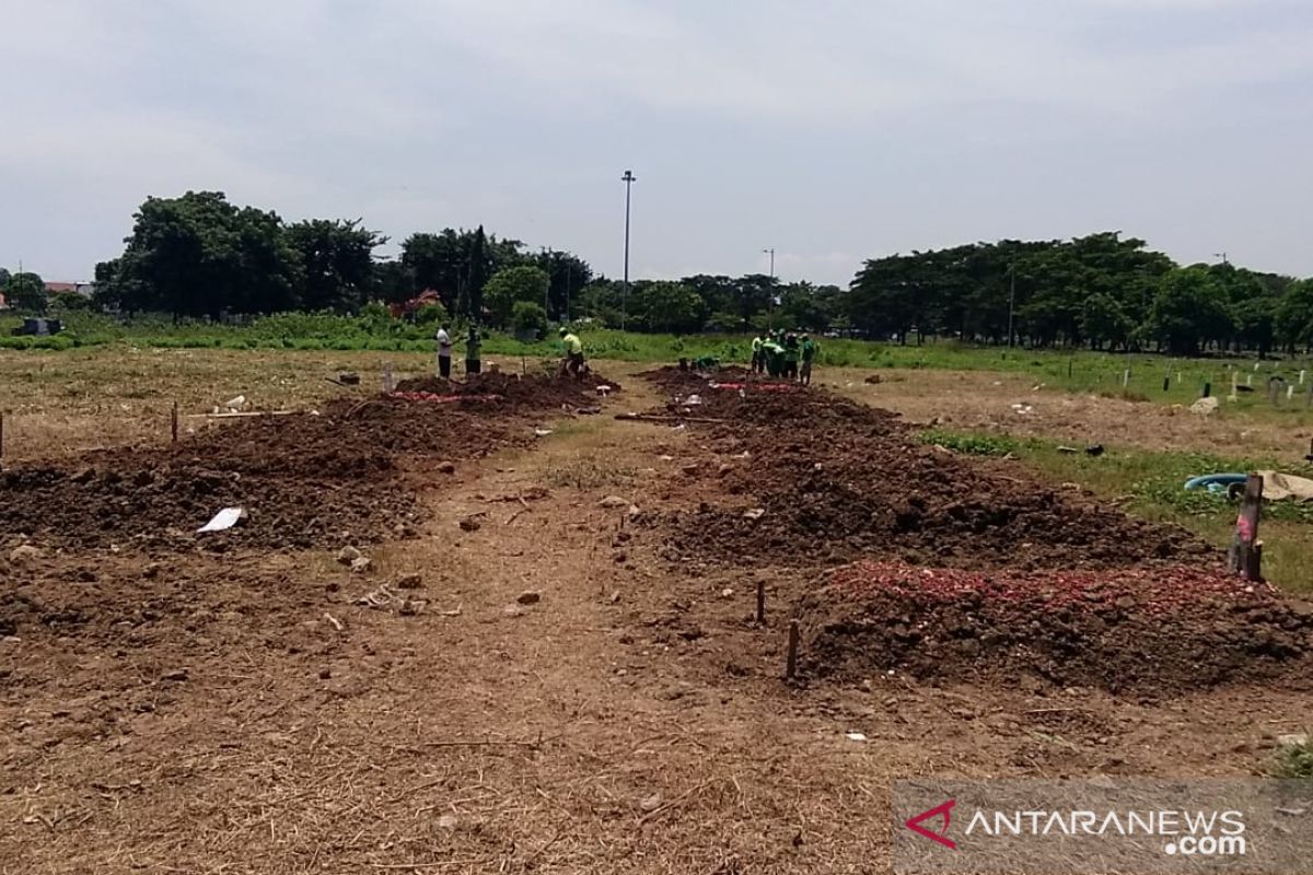 Petugas lebihkan penggalian makam untuk jenazah pasien COVID-19