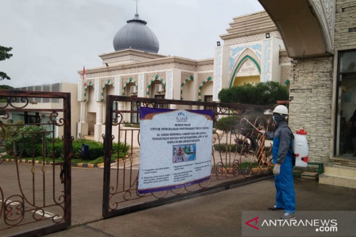 Pengelola Al Azhar Memorial Garden semprot disinfektan setiap hari