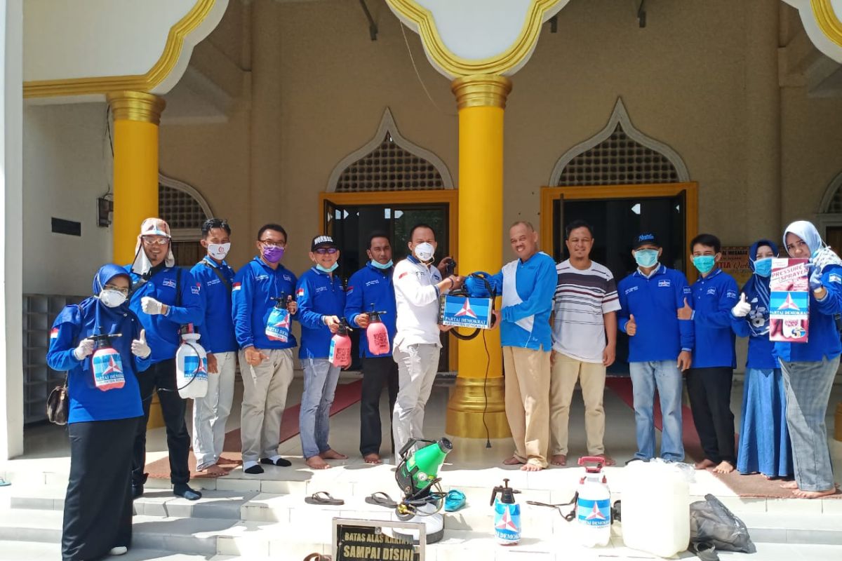 Demokrat Bengkalis  bantu semprotkan disinfektan ke rumah ibadah