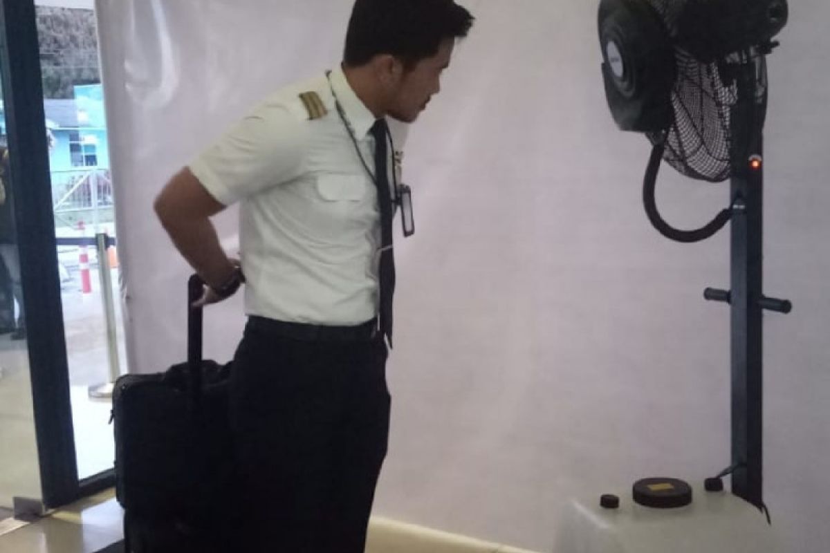 Bandara Biak pasang bilik disinfektan cegah penyebaran COVID-19