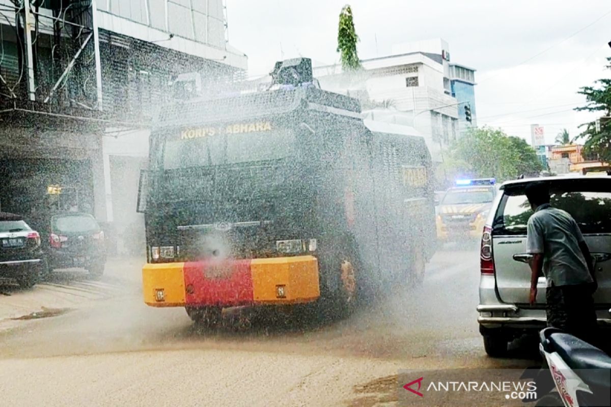 Mobil water cannon dikerahkan membantu desinfeksi massal di Sampit