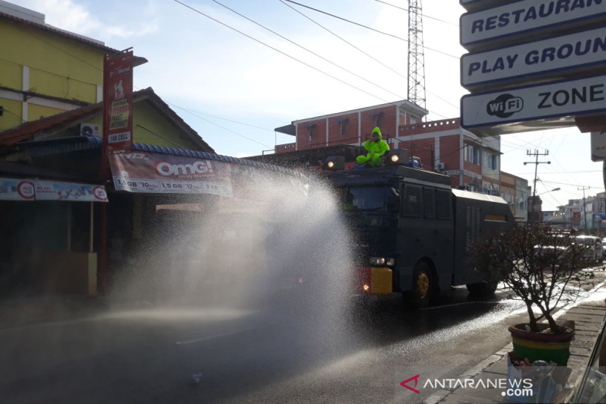 Polres Karimun kerahkan water canon semprotkan disinfektan cegah COVID-19