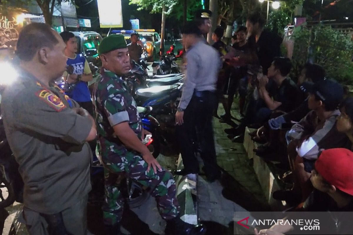 Polres HST bubarkan warga yang kumpul tidak karuan, jika melawan siap-siap dipidana