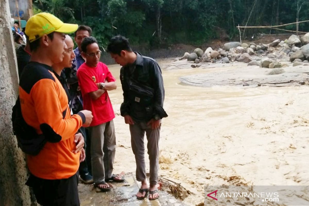 25 rumah di Sukajaya Bogor terkena banjir lintasan